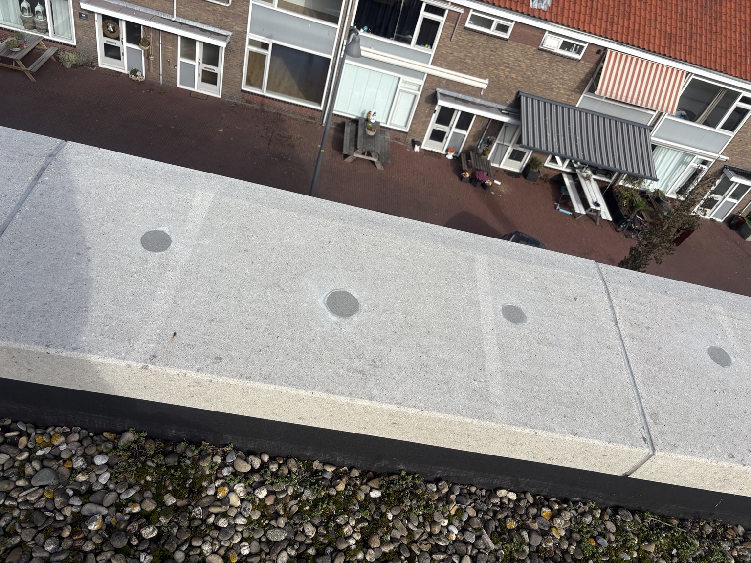 Detail van het betonherstel rond een hijsoog